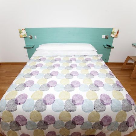 Hostal Via Lactea Burgos Bagian luar foto