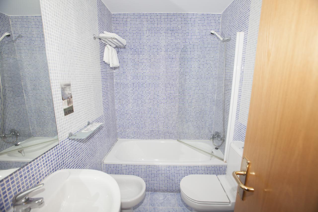 Hostal Via Lactea Burgos Bagian luar foto